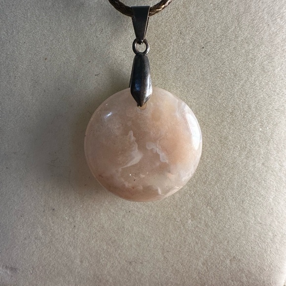 Round Flower Agate Pendant Necklace - Picture 6 of 6